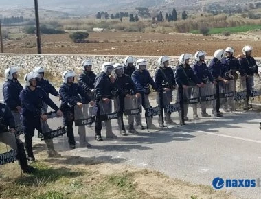 «Μάχη» στη Νάξο: Αγρότες και κτηνοτρόφοι συνεπλάκησαν με τα ΜΑΤ για τη μεταφορά νερού- Ένας τραυματίας (φώτο-βίντεο)
